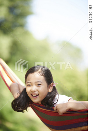 二つ結び ツインテール 少女 35250492