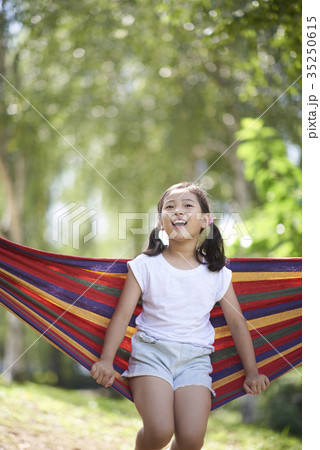 二つ結び ツインテール 屋外 35250615