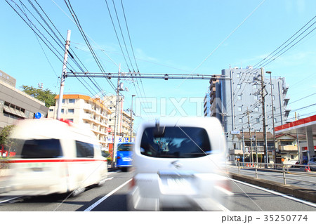 東京の幹線道路を走行する救急車と車 35250774
