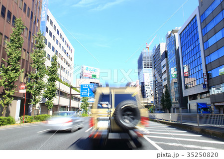 東京都心の幹線道路を走行する車 東京都心の幹線道路を走行する車 35250820