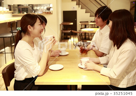 カフェで話し合う男女４人 35251045
