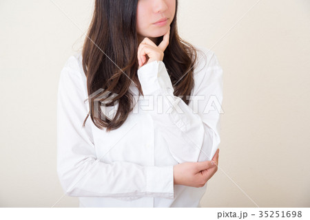 young asian woman wondering young asian woman wondering 35251698