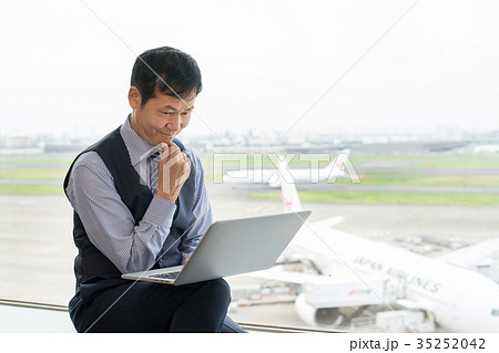 ビジネスマン 空港 オフィス ビジネス イメージ 35252042