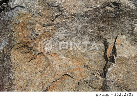 荒い岩肌 35252805