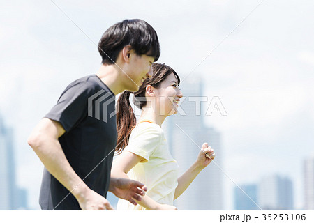 ジョギングする若い男女 屋外 ジョギングする若い男女 屋外 35253106