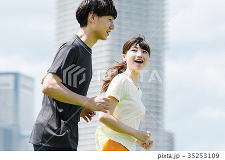 ジョギングする若い男女 屋外 ジョギングする若い男女 屋外 35253109