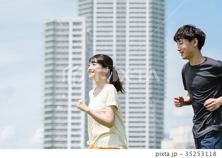 ジョギングする若い男女　屋外 35253118
