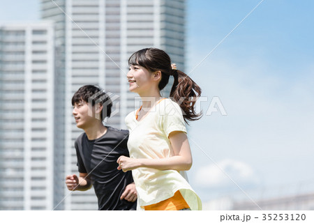 ジョギングする若い男女 屋外 ジョギングする若い男女 屋外 35253120