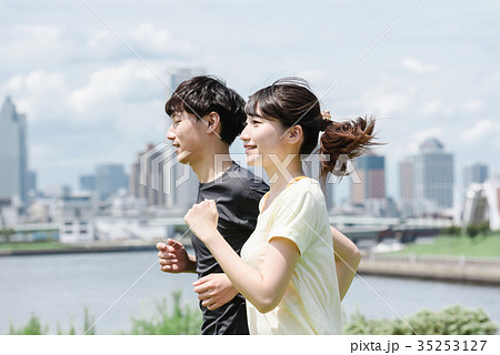 ジョギングする若い男女　屋外 35253127