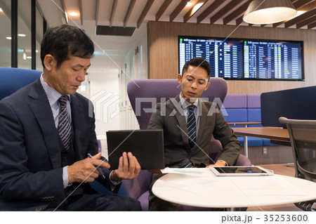 ビジネスマン 空港 オフィス ビジネス イメージ ビジネスマン 空港 オフィス ビジネス イメージ 35253600