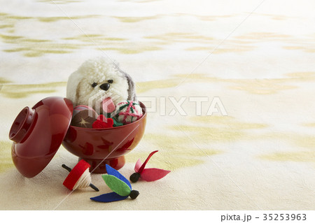 2018年 年賀状テンプレート(はがき比率) 戌年 お雑煮わんこ オールドイングランドシープドック 2018年 年賀状テンプレート(はがき比率) 戌年 お雑煮わんこ オールドイングランドシープドック 35253963