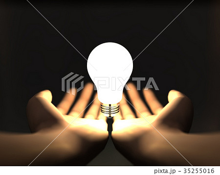 手のひらで輝く電球　ひらめきイメージ 35255016