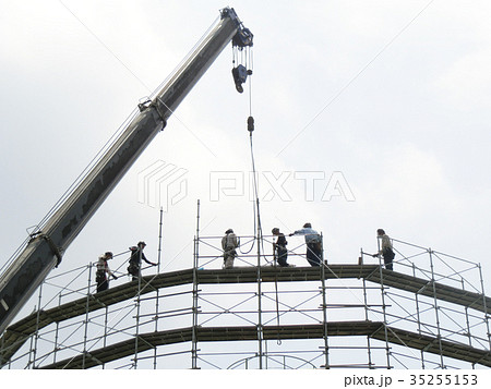 クレーンと鳶職人 35255153