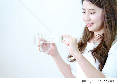 薬を持つ若い女性 薬を持つ若い女性 35255784