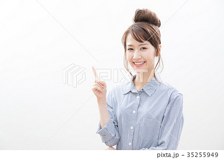 若い女性 指差し 若い女性 指差し 35255949