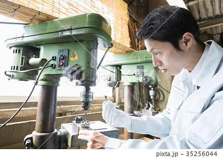 工場　人物　働く　ボール盤　 35256044