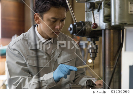 工場 人物 働く ボール盤 工場 人物 働く ボール盤 35256066