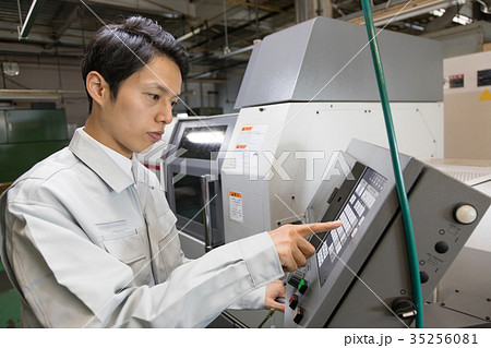 工場　人物　働く　マシニング 35256081