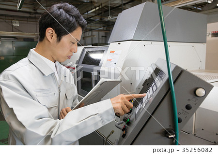 工場 人物 働く マシニング 工場 人物 働く マシニング 35256082