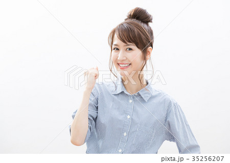若い女性 ガッツポーズ の写真素材
