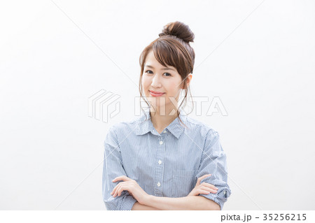 若い女性　どや顔 35256215