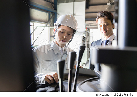 工場　人物　働く　フォークリフト　 35256346