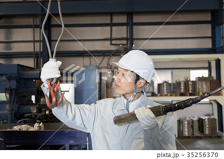 工場　人物　働く　玉掛け　 35256370