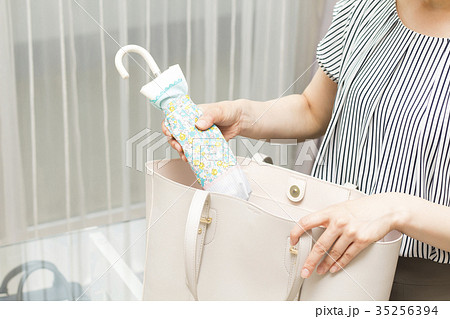 折りたたみ傘を準備する女性 35256394