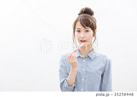 若い女性　歯磨き 35256448