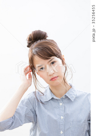 若い女性 ネガティブ 頭痛 若い女性 ネガティブ 頭痛 35256455