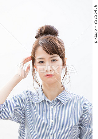 若い女性 ネガティブ 頭痛 若い女性 ネガティブ 頭痛 35256456