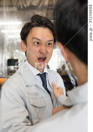 工場　ぶつかる　思い　喧嘩　営業　作業員　 35256688