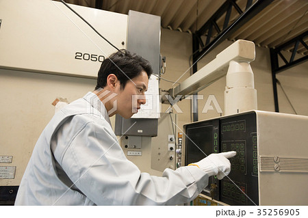 工場 人物 働く ベンダー 折り曲げ機 工場 人物 働く ベンダー 折り曲げ機 35256905