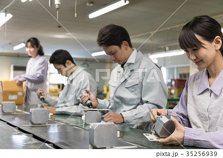 ライン作業　流れ作業 35256939