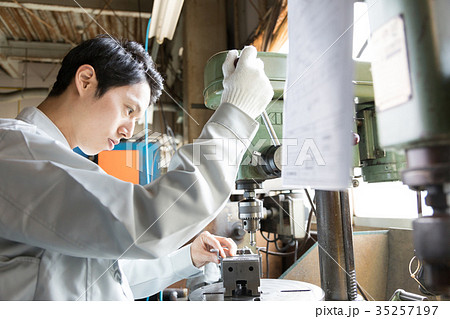 工場　人物　働く　ボール盤　 35257197
