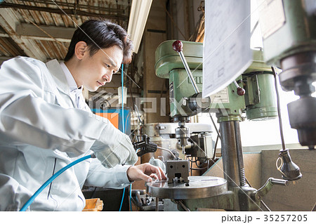 工場 人物 働く ボール盤 工場 人物 働く ボール盤 35257205