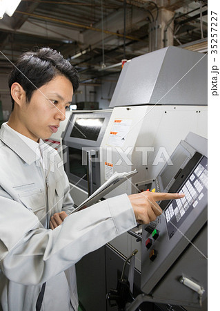 工場　人物　働く　マシニング 35257227