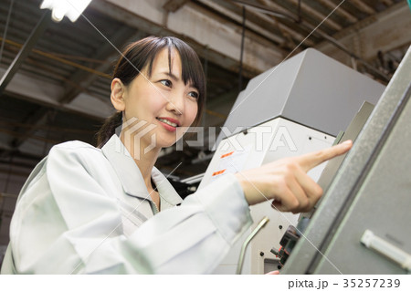 工場 人物 働く マシニング 工場 人物 働く マシニング 35257239