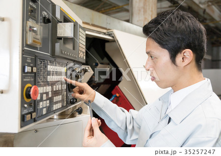 工場　人物　働く　マシニング 35257247