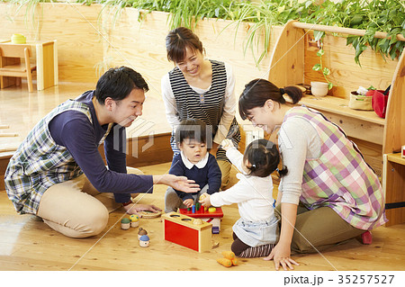 企業内保育 35257527