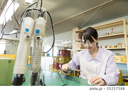 工場　はんだ付け　 35257588