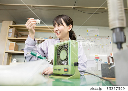 工場　はんだ付け　 35257599