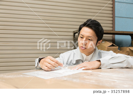 工場 人物 働く 出荷 工場 人物 働く 出荷 35257898