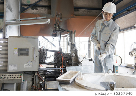 工場　人物　働く　ダイカスト　 35257940