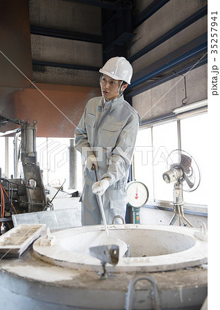 工場 人物 働く ダイカスト 工場 人物 働く ダイカスト 35257941