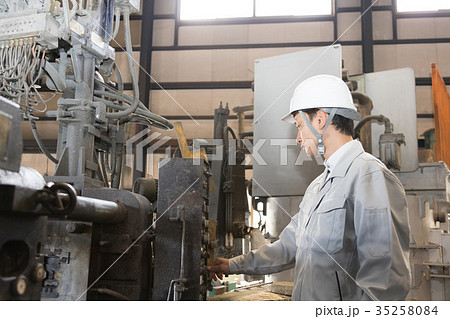 工場　人物　働く人々　ダイカスト　 35258084