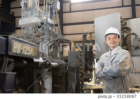 工場　人物　働く人々　ダイカスト 35258087