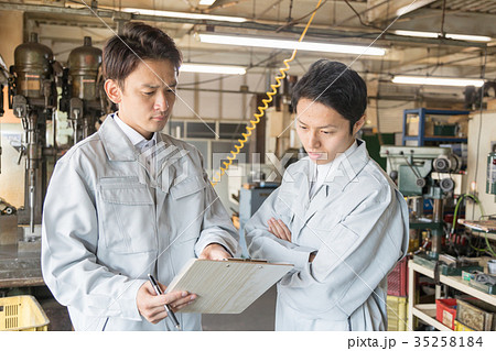 工場　人物　働く　 35258184