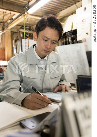 工場　人物　働く　 35258209