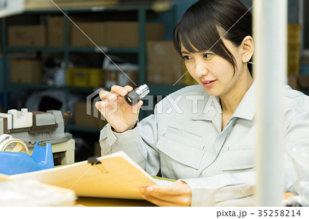 工場　人物　働く　品質管理　検査　クレーム　 35258214